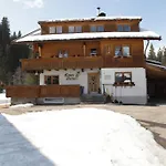 לינה וארוחת בוקר Haus Derra 3*