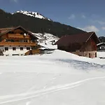 לינה וארוחת בוקר Haus Derra 3*